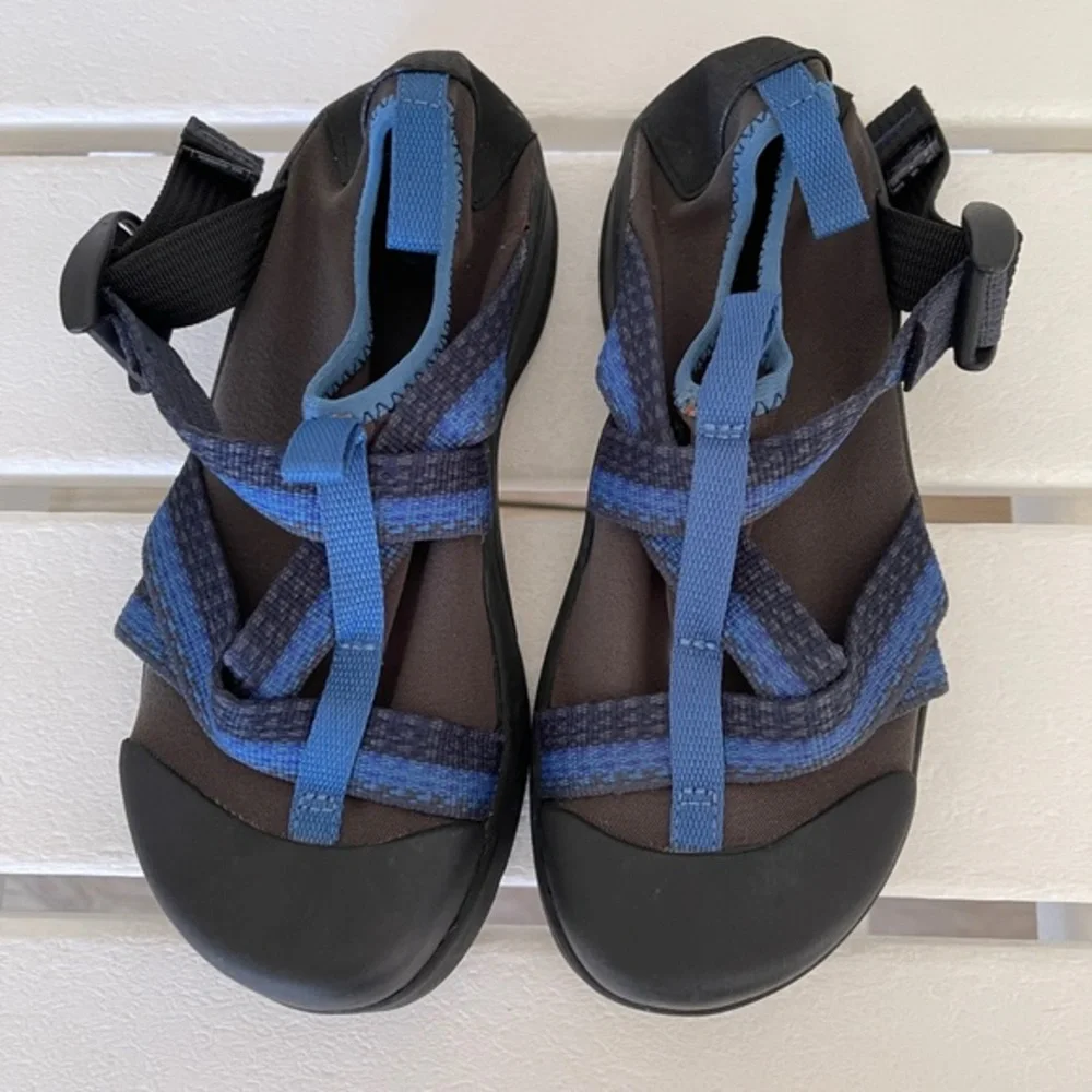 Chaco water shoes Kids size 2 blue nearly new